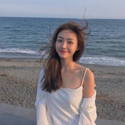 女子剪开床垫发现一把剪刀