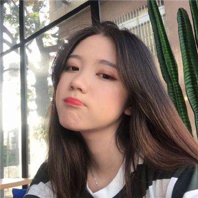 爱屋及乌？关晓彤穿短裙踢足球 向男友鹿晗靠齐