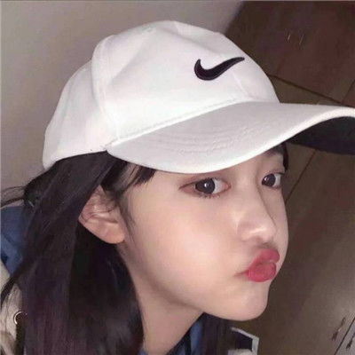 男子开车路上看懵：旁边的车里，主驾副驾2个女孩在睡觉？主驾的手不在方向盘上……