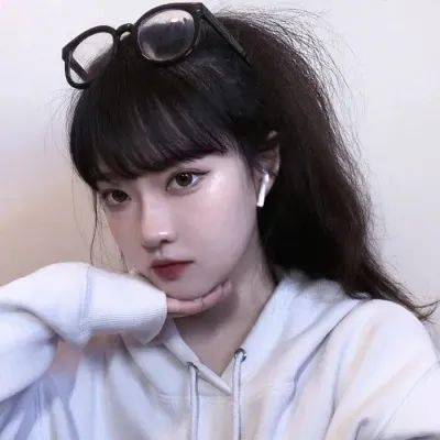 男子开车路上看懵：旁边的车里，主驾副驾2个女孩在睡觉？主驾的手不在方向盘上……