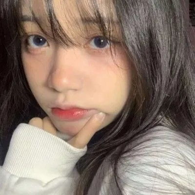 爱屋及乌？关晓彤穿短裙踢足球 向男友鹿晗靠齐