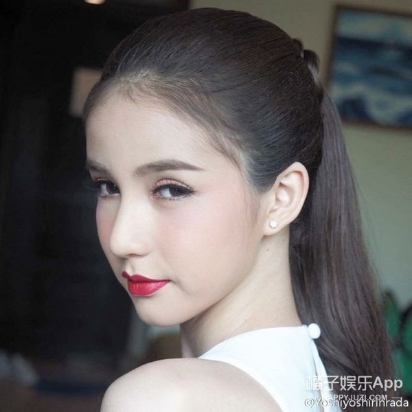 章子怡晒两个女儿照片，网友：大女儿和私下差别太大